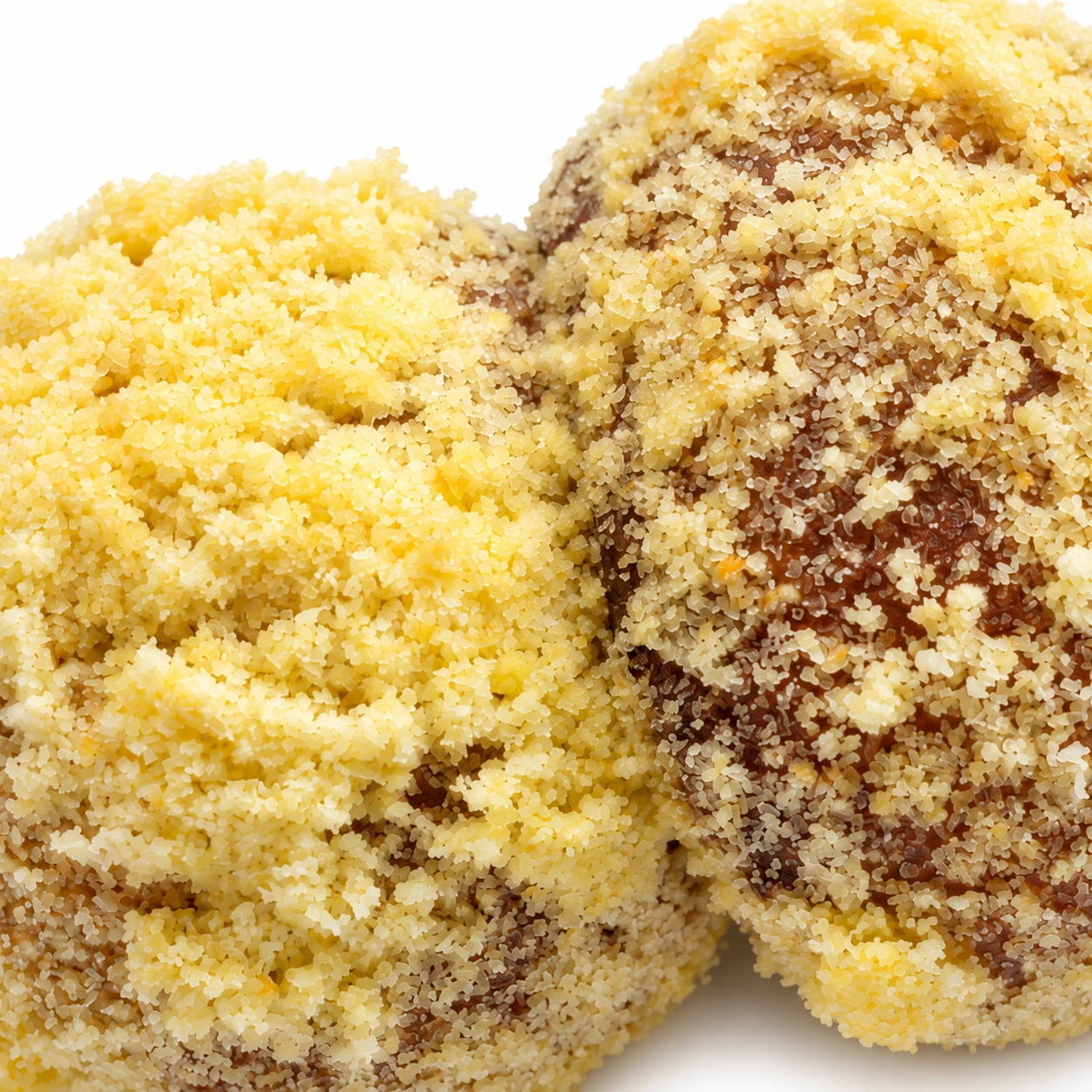버터떡 겉면을 덮은 카스테라 가루를 가까이 본 모습
