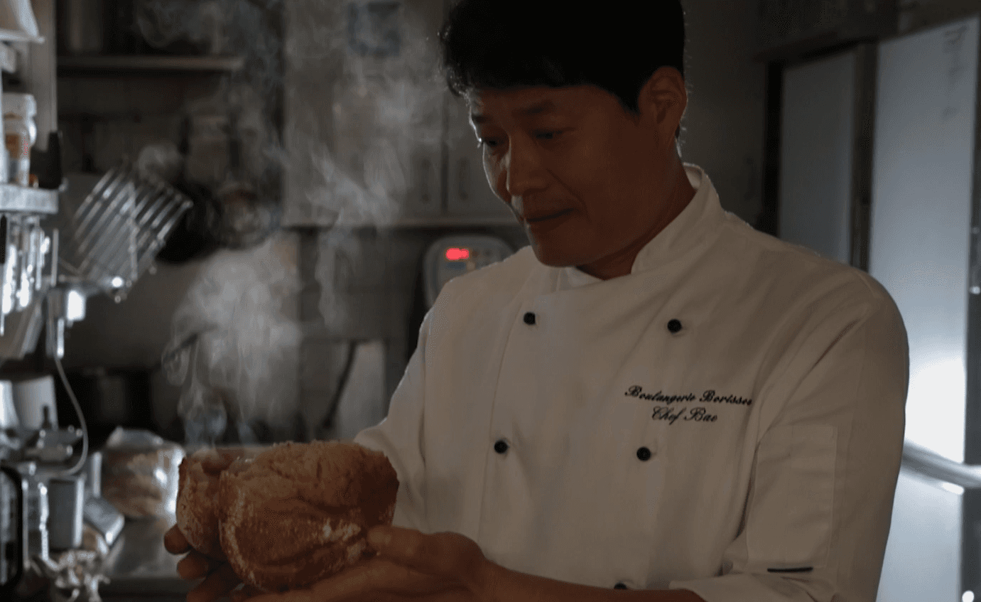 빵을 살펴보는 오너 셰프 M. Bae